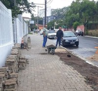 20/03/2019 - Fernando Lourenço acompanha conserto de calçada no bairro Hamburgo Velho