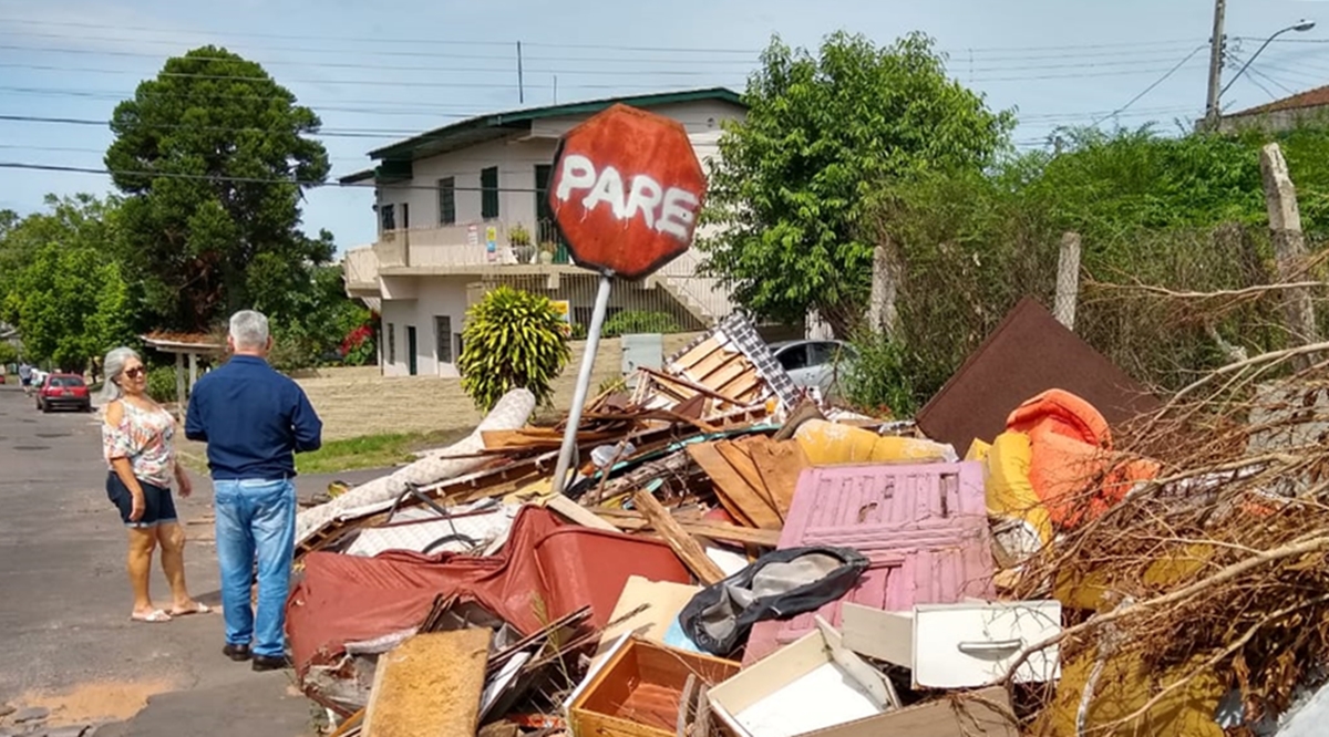 20/03/2019 - Nor Boeno solicita limpeza de espaço no bairro São Jorge
