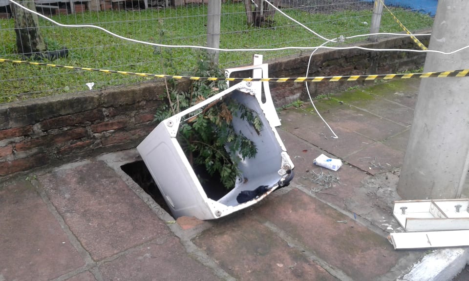 20/07/2020 - Vereador Nor Boeno requer conserto de infiltração em passeio público no bairro Canudos 