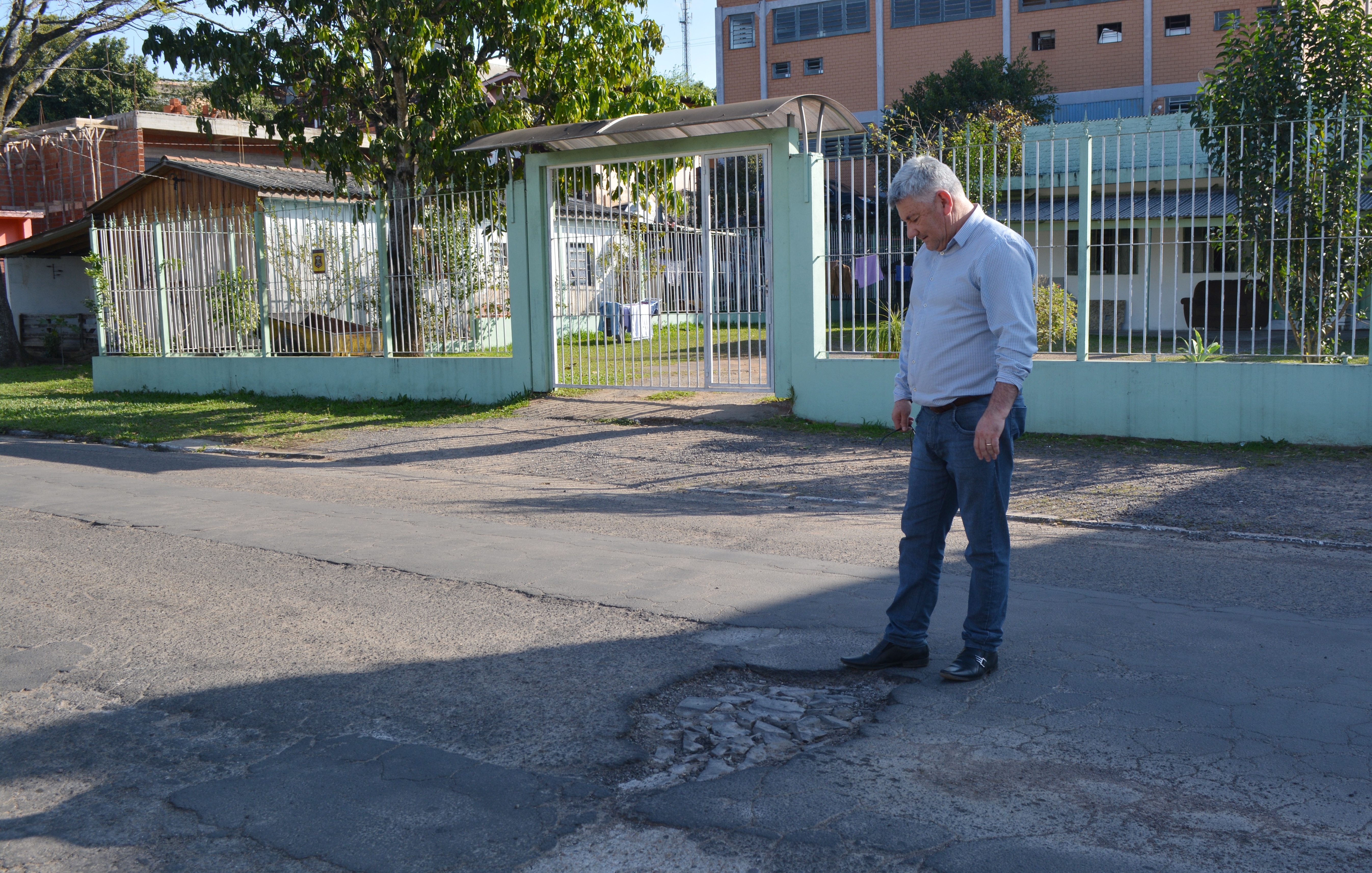 20/08/2018 - Vereador Nor Boeno pede operação tapa-buraco para rua próxima de escola em Canudos