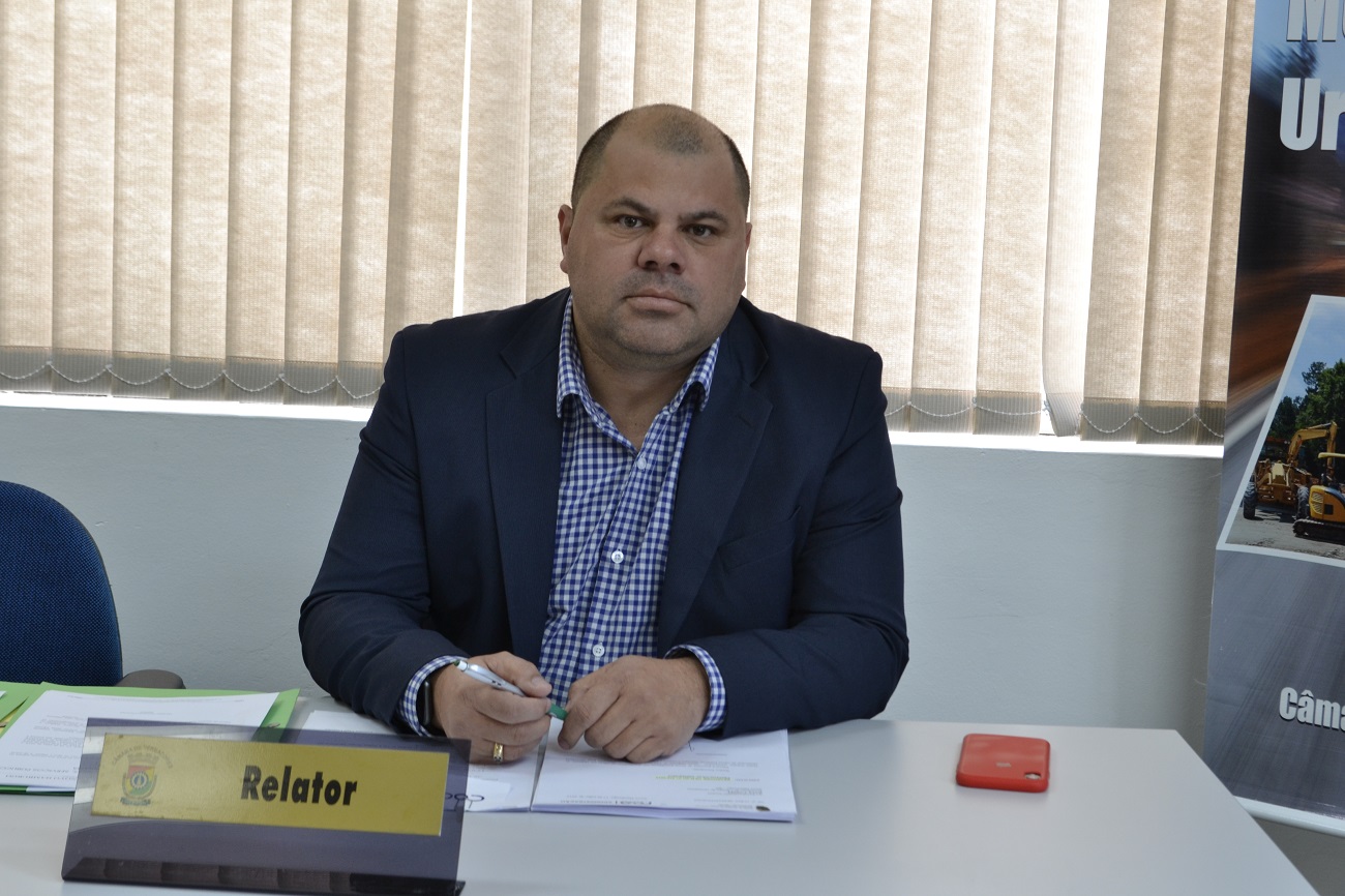 20/08/2019 - Fernando Lourenço reivindica recolhimento de galhos na rua Juscelino Kubitschek