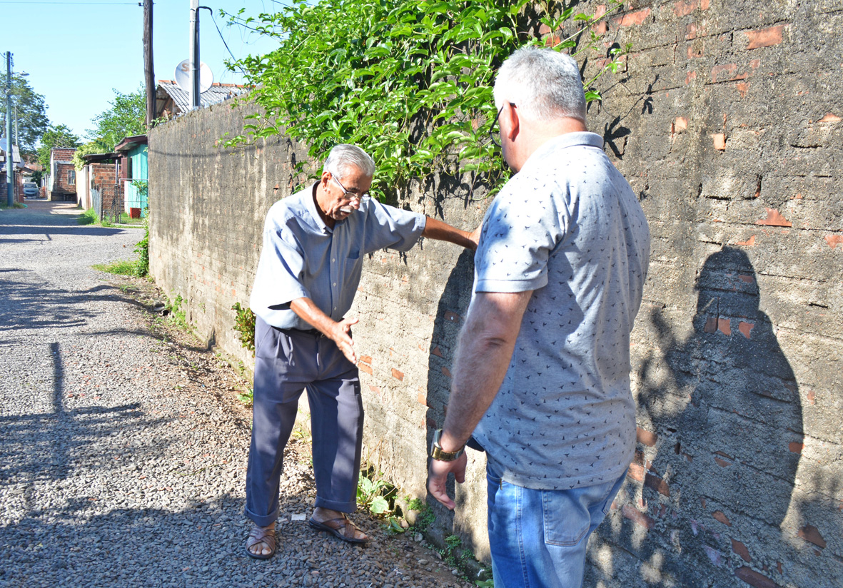 21/02/2019 - Vereador Nor Boeno conversa com moradores da Travessa Limitação e recebe demandas 