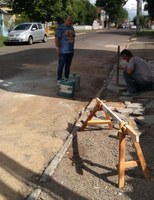 21/03/2019 – Fernando Lourenço acompanha colocação de basalto em calçada do bairro Canudos