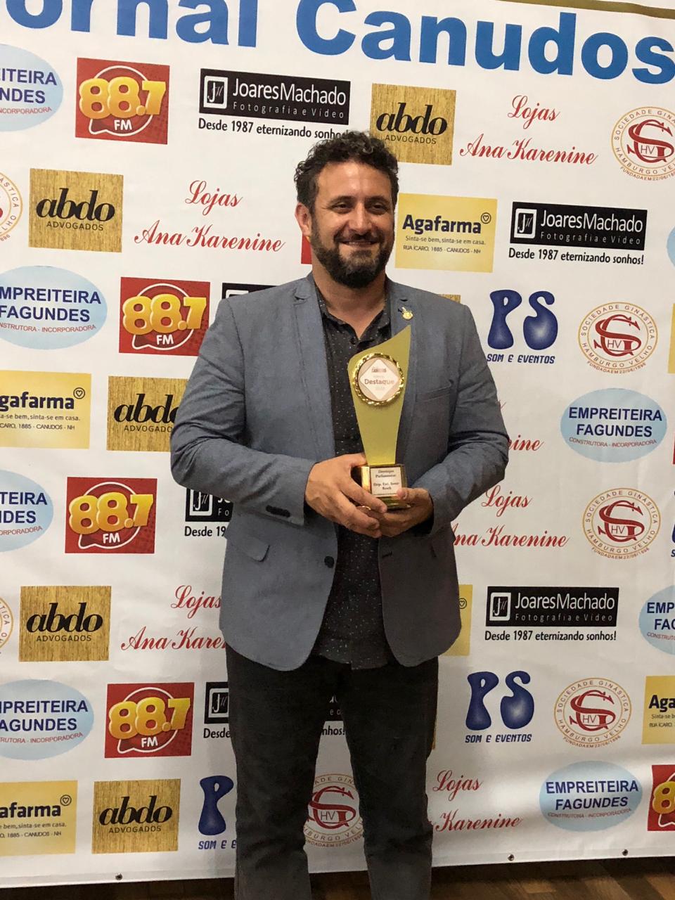 21/11/2018 - Issur Koch recebe prêmio Destaque Parlamentar do Jornal Canudos