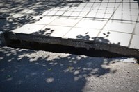 21/12/2017 - Gabinete: Vereador Nor Boeno solicita conserto de infiltração em calçadas da rua Curitibanos