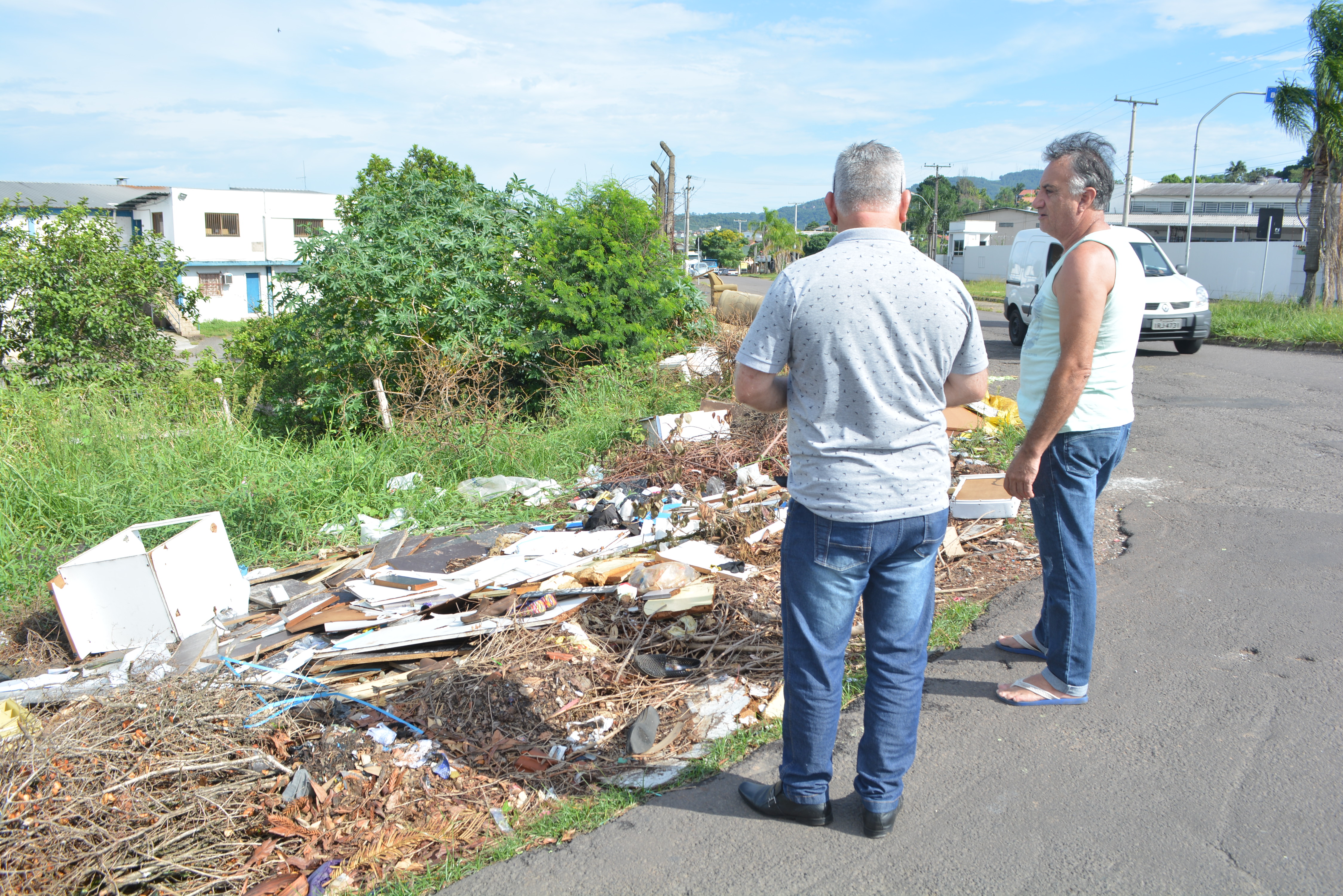 22/01/2019 - Vereador Nor Boeno solicita recolhimento de galhos e entulhos na Avenida Reinaldo Kayser