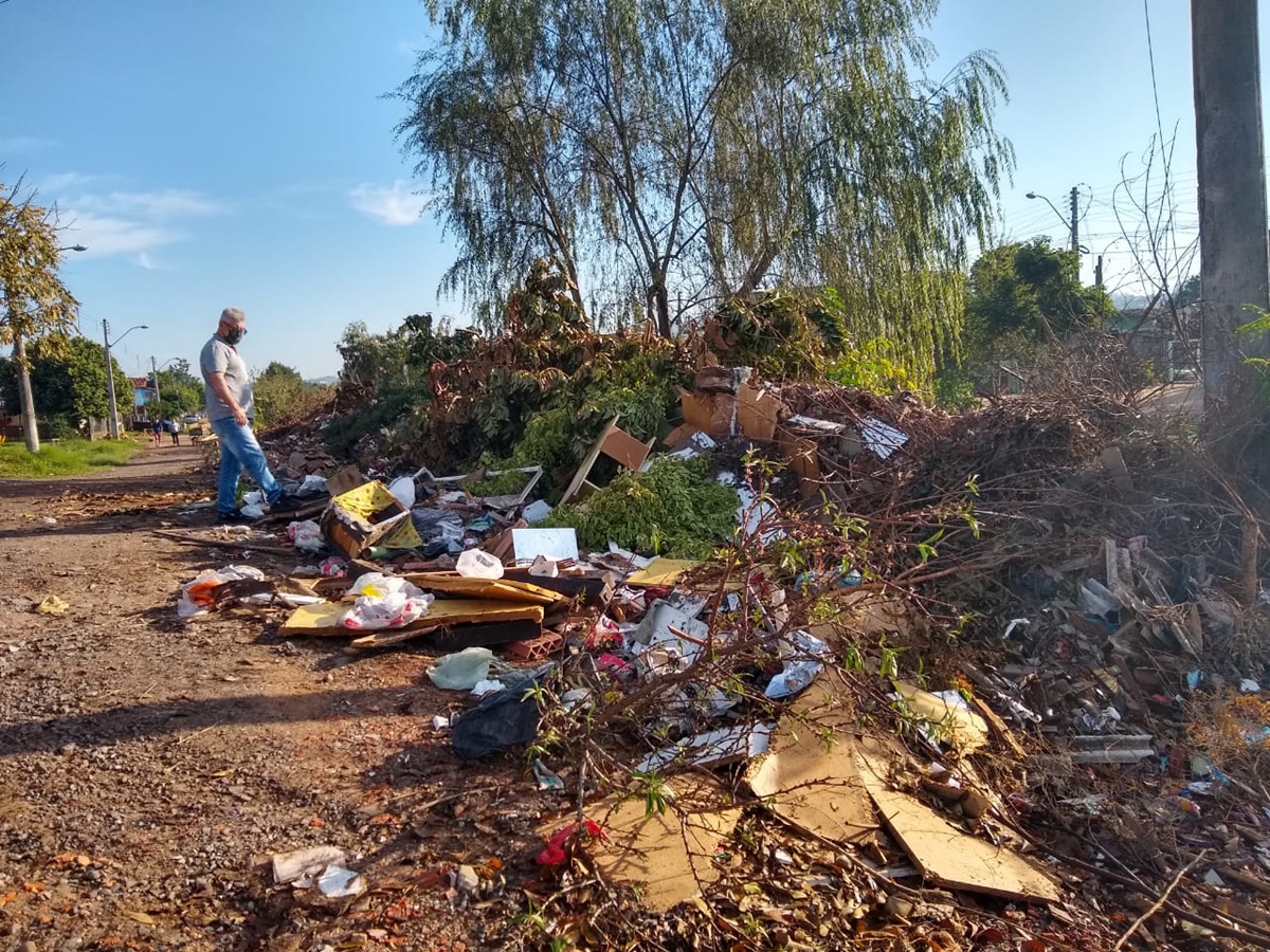 22/07/2020 - Vereador Nor Boeno requer recolhimento de galhos e entulhos na avenida Alcântara