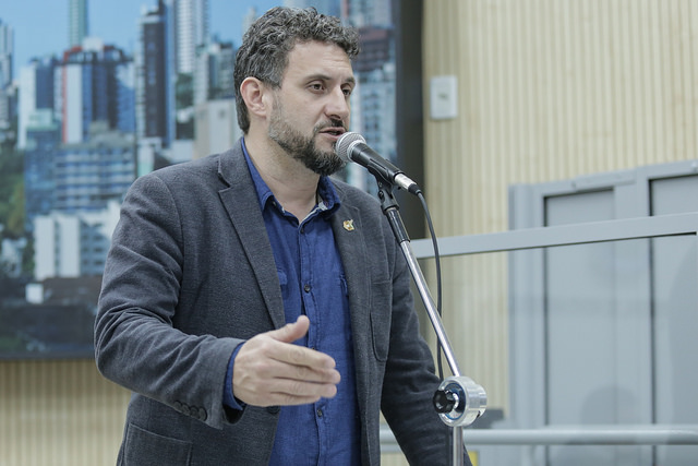 22/08/2018 - Professor Issur Koch solicita quadra poliesportiva em praça de Lomba Grande