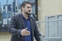 22/08/2018 - Professor Issur Koch solicita quadra poliesportiva em praça de Lomba Grande