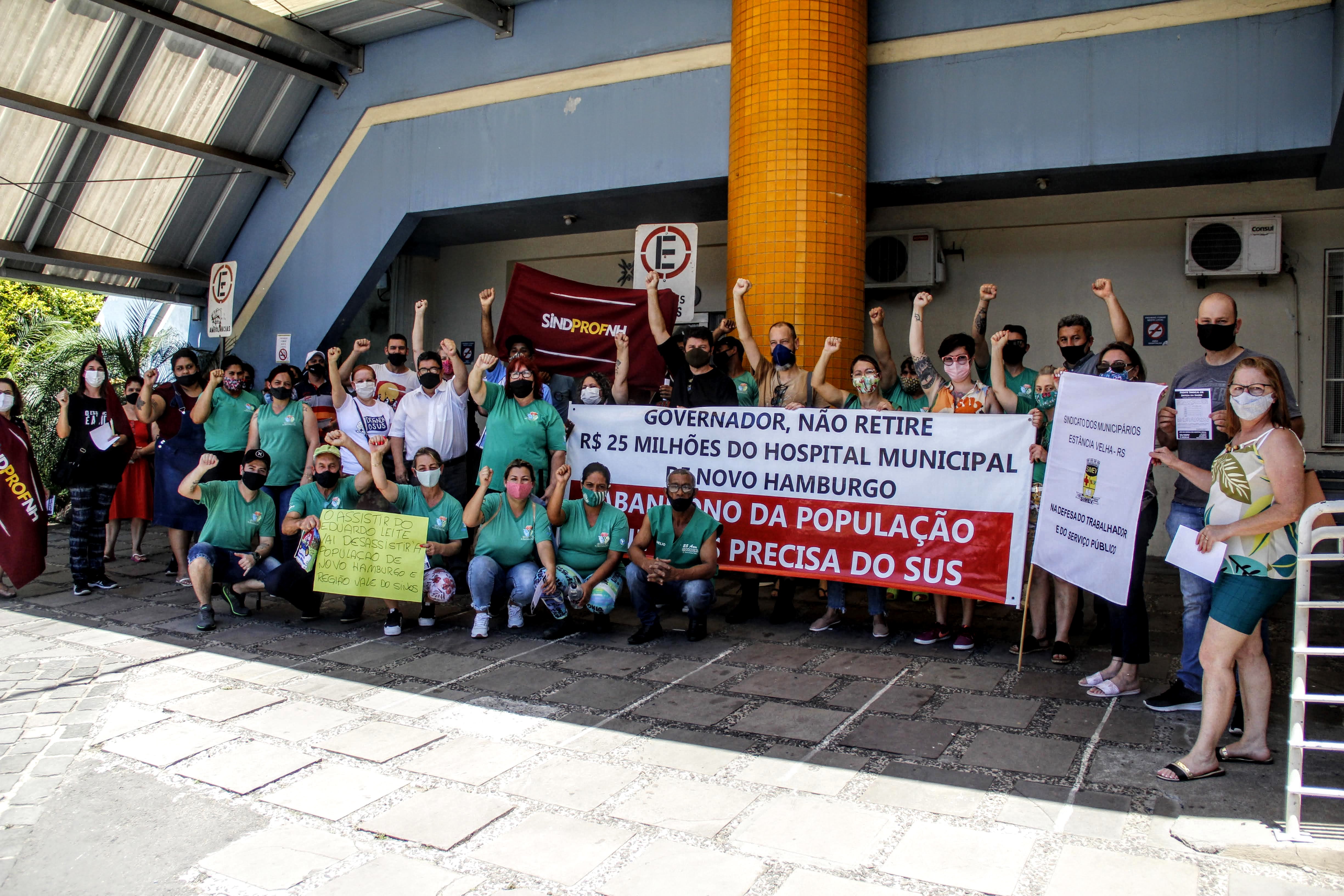 22/11/2021 - Enio Brizola participa de manifestação em frente ao Hospital Municipal