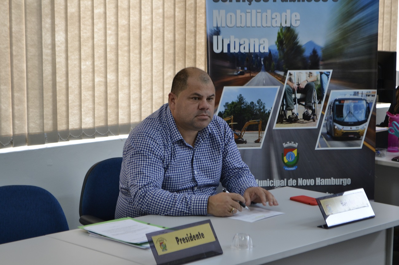23/07/2019 - Fernando Lourenço solicita troca de poste na rua Guilherme Vielitz