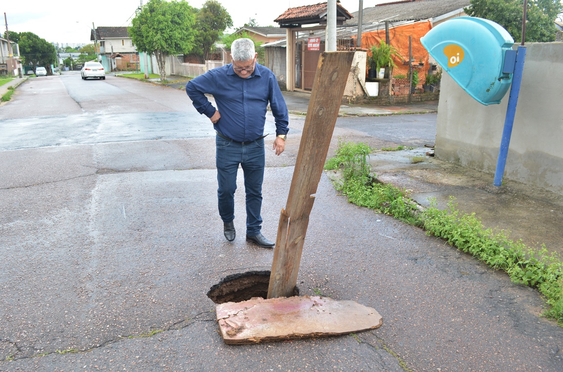 23/10/2019 - Vereador Nor Boeno requer conserto de infiltração na rua Londres