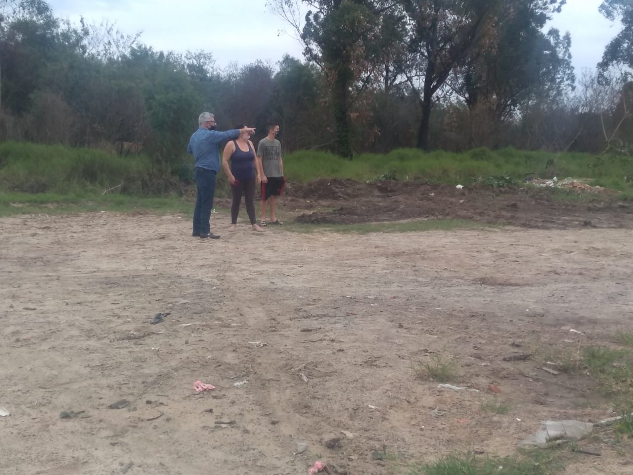 24/06/2020 - Vereador Nor Boeno recebe demanda de moradora na Marisol em Canudos