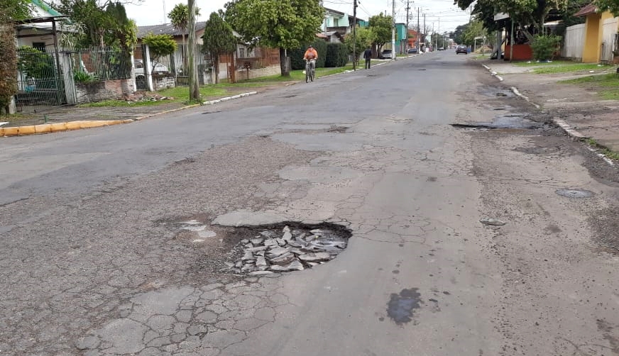 24/08/2018 - Vereador Nor Boeno pede operação tapa-buraco para a rua Valparaíso no bairro Santo Afonso