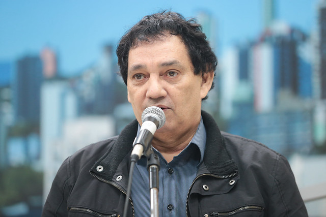 24/09/2019 - Inspetor Luz solicita revitalização de faixa de segurança na esquina da rua Quinze de Novembro com a avenida Pedro Adams Filho