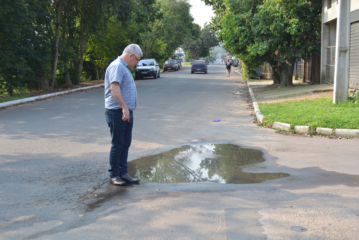 24/09/2019 - Vereador Nor Boeno zela pela segurança de motoristas e pedestres ao pedir recomposição asfáltica em rua da Vila Iguaçu
