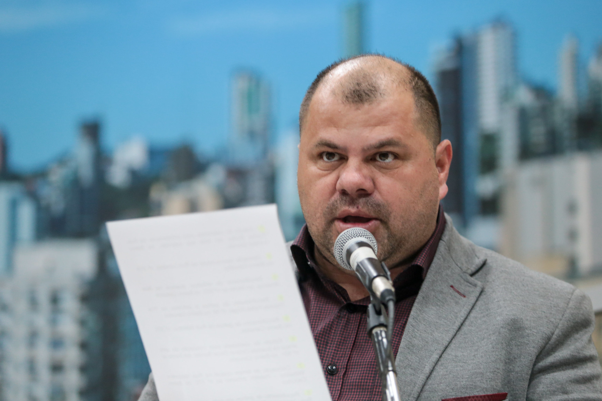 24/10/2019 - Fernando Lourenço reivindica conserto de infiltração na avenida Octávio Oscar Bender