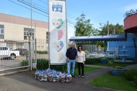 24/10/2019 - Gabinete do vereador Nor Boeno arrecada mais de 40 garrafões de tampinhas em prol do tratamento de crianças e adolescentes vítimas de câncer