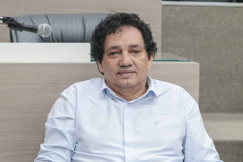 24/10/2019 - Vereador Inspetor Luz solicita conserto de buraco na esquina da avenida Primeiro de Março com a rua Osvaldo Aranha