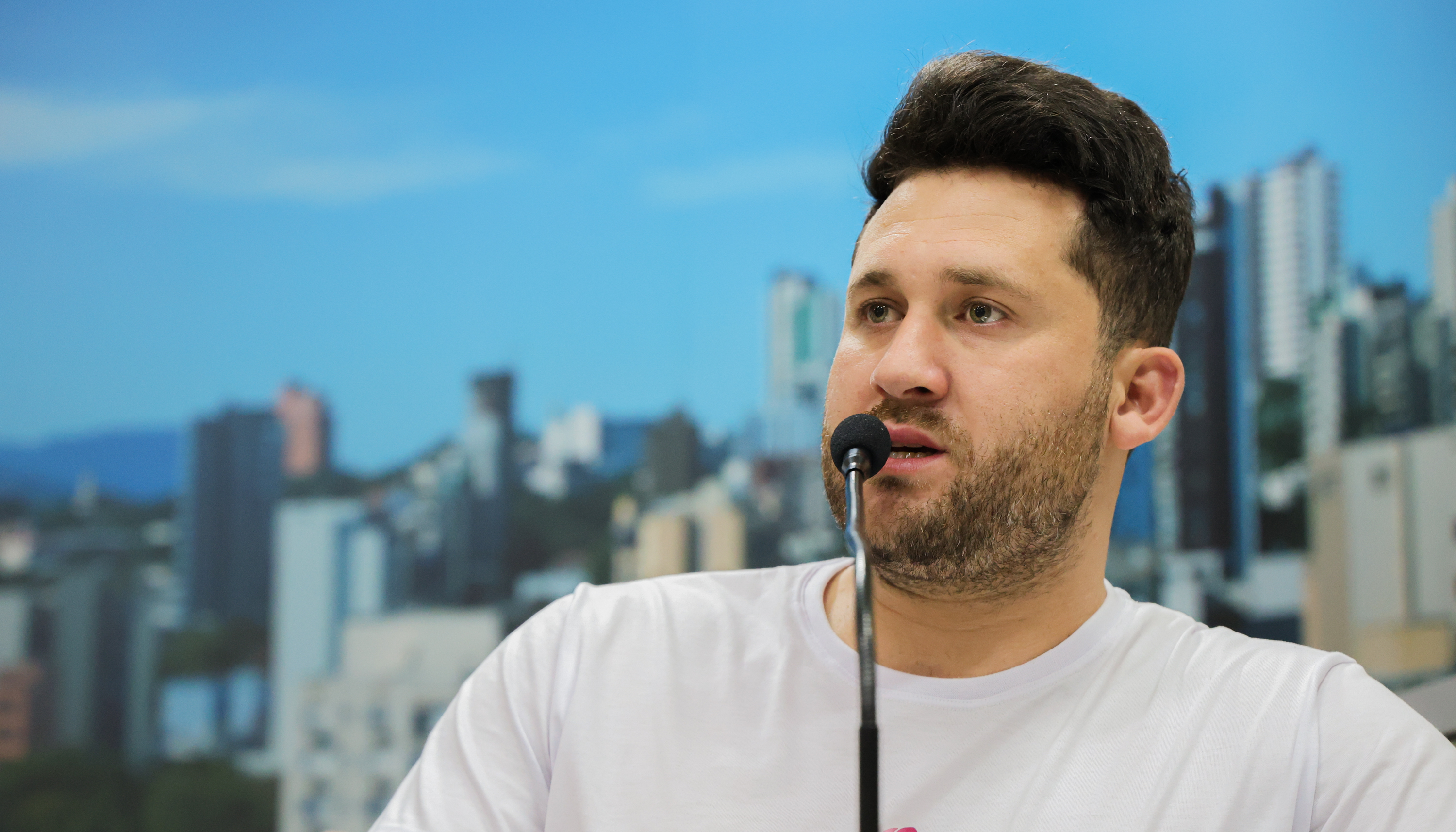 24/10/2025 - Vereador Eliton Ávila visita beco da Rua Araçatuba e cobra melhorias