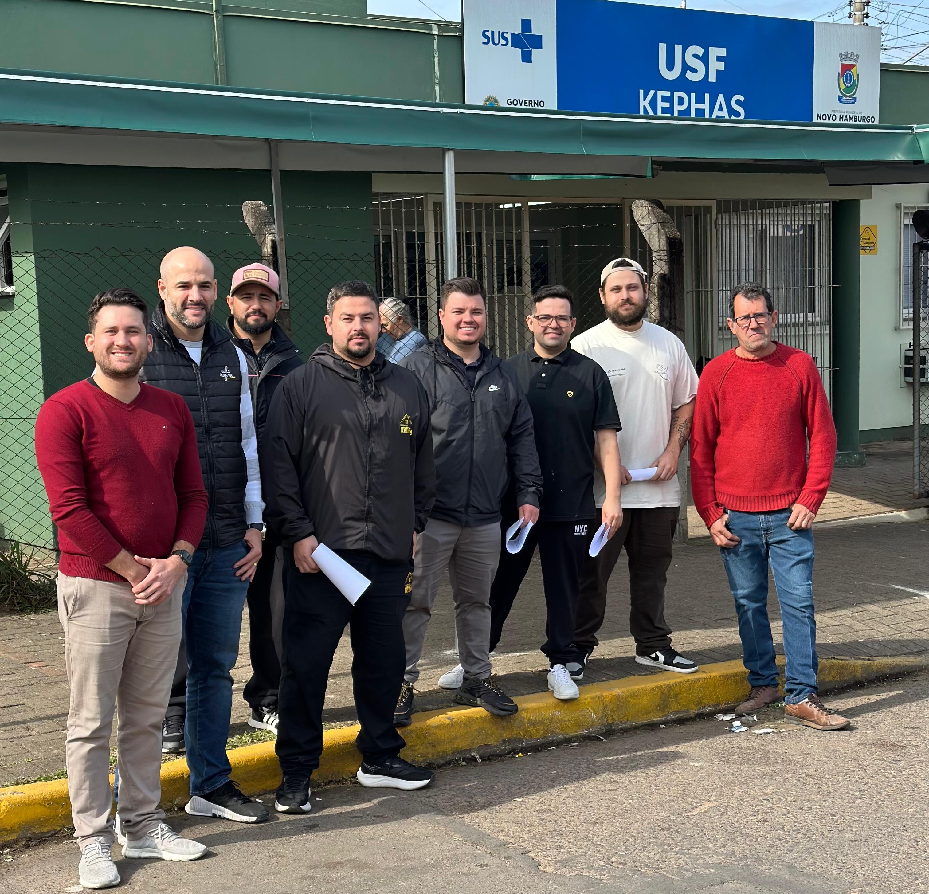 25/07/2025 - Após décadas de espera, USF Kephas recebe toldo graças à união entre vereador Eliton Ávila e comerciantes locais