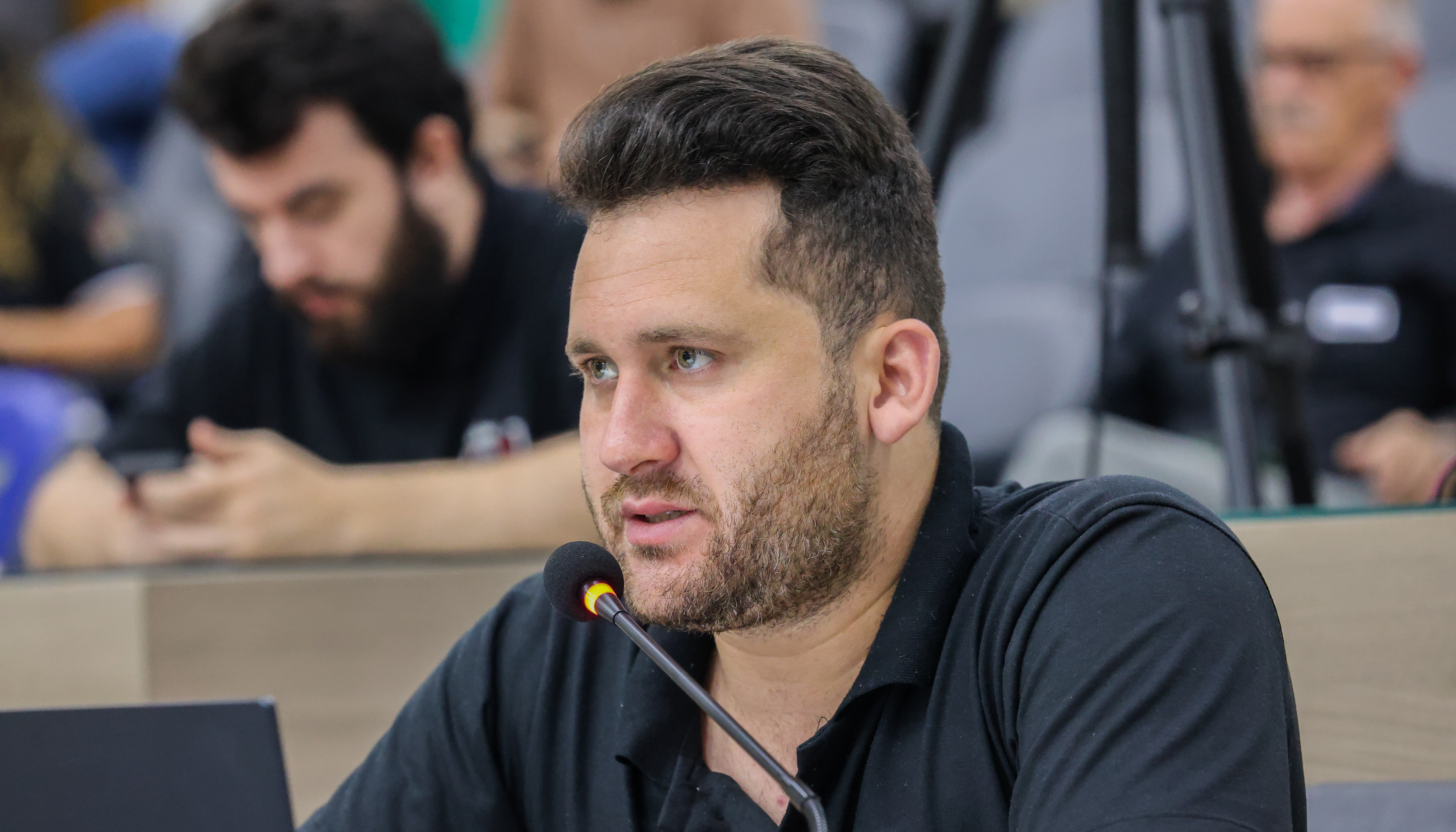 25/11/2025 - Eliton Ávila solicita revitalização e manutenção da calçada na avenida Victor Hugo Kunz