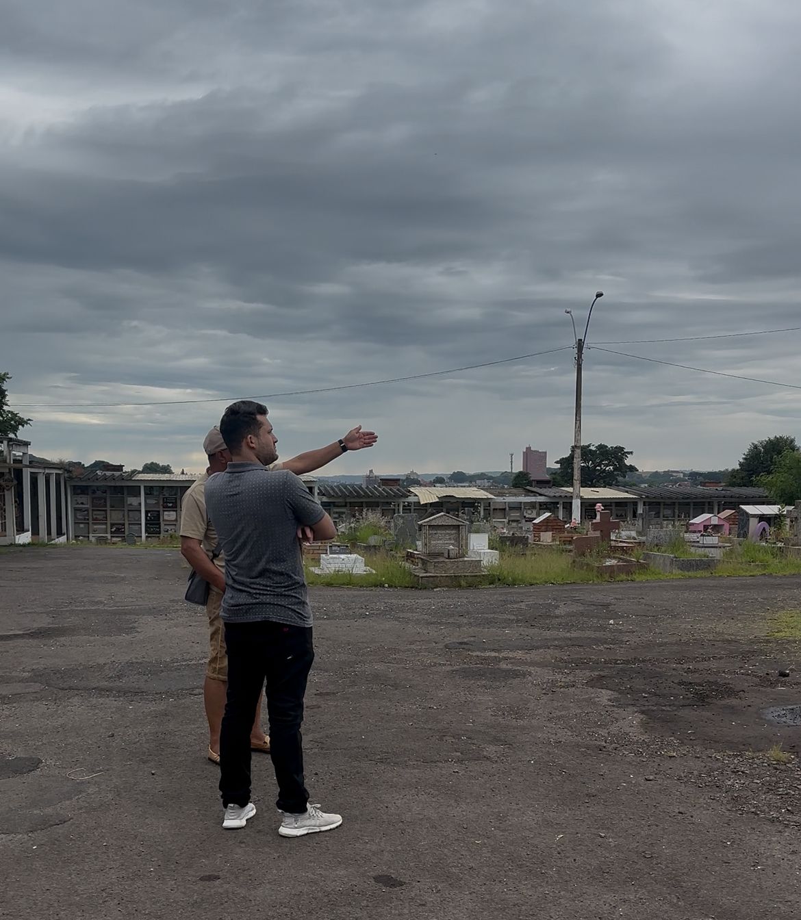 26/02/2026 - Vereador Eliton fiscaliza Cemitério Municipal após reclamações da comunidade