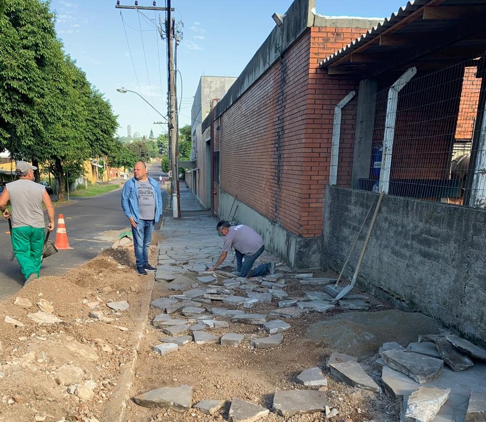 26/03/2019 – Fernando Lourenço acompanha conserto de calçada na rua Istambul