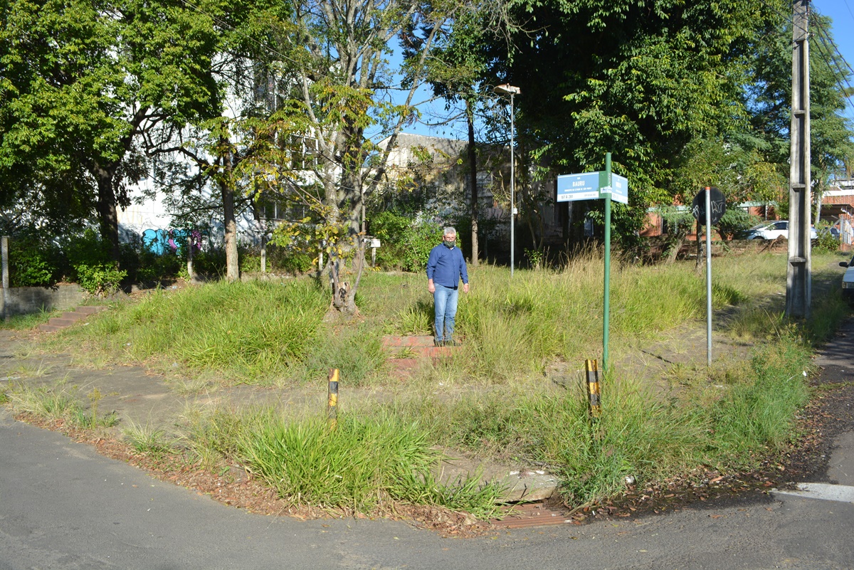 26/05/2020 - Vereador Nor Boeno solicita limpeza de praça em Canudos