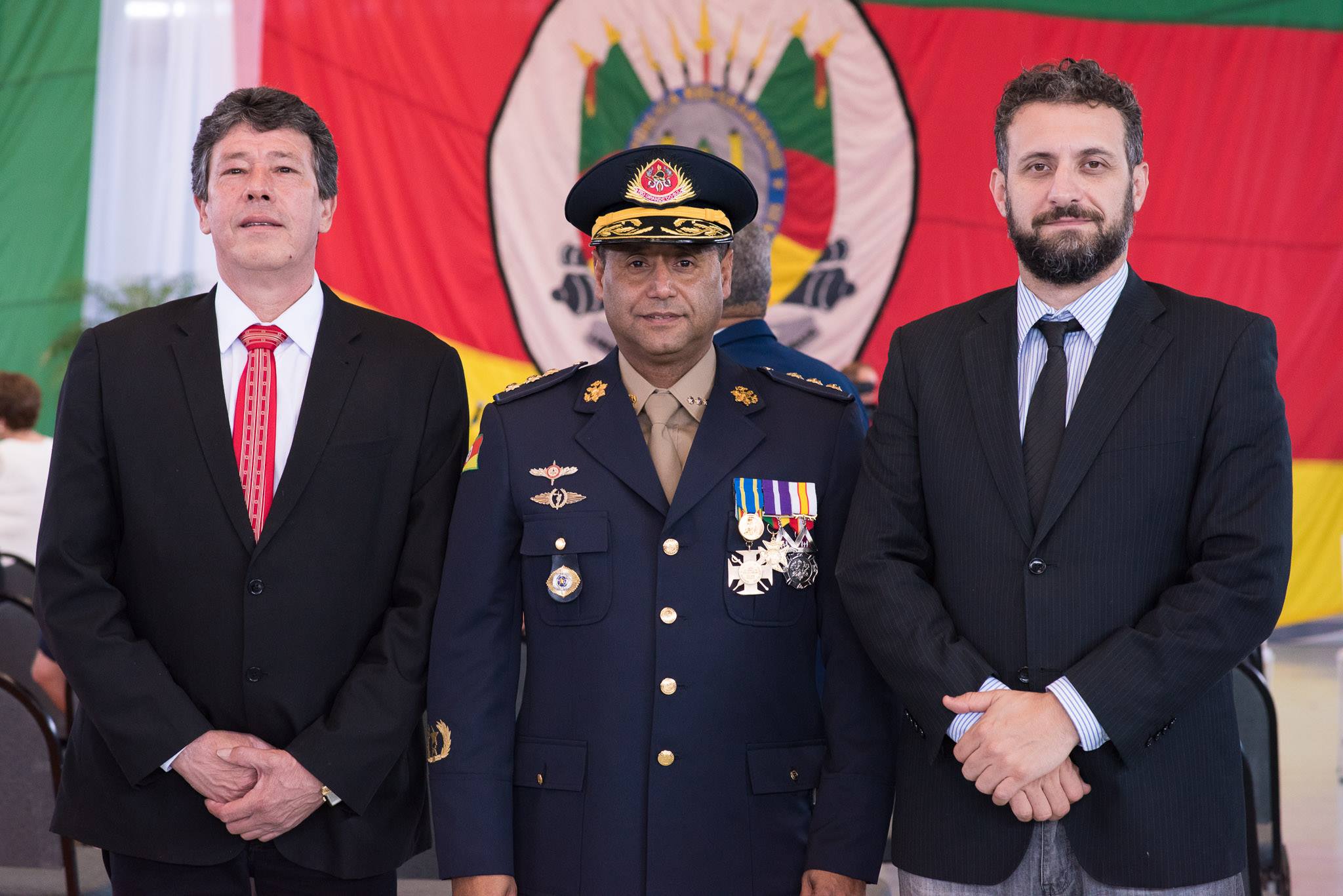 26/09/2017 - Gabinete: Serjão e Issur acompanham cerimônia de assunção de Comando do Corpo de Bombeiros