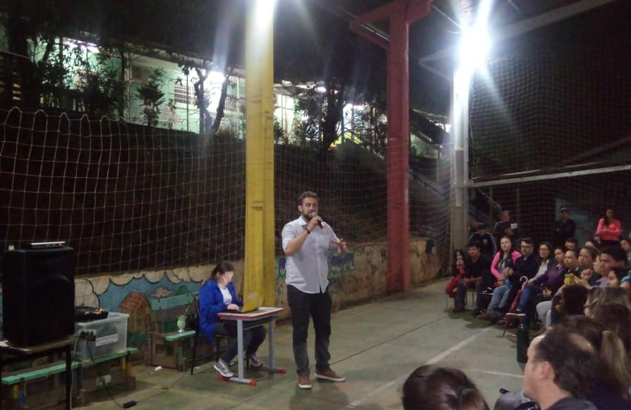 26/09/2018 - Issur Koch conversa com a comunidade da EMEF João Goulart sobre o fechamento de turmas