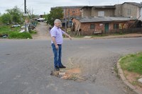 26/09/2018 - Nor Boeno solicita conserto de buraco na rua Bruno Werner Storck
