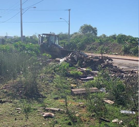 27/02/2019 - Fernando Lourenço monitora ação de limpeza e retirada de entulhos na Vila Kipling