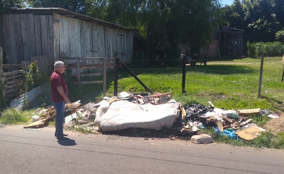 27/02/2019 - Vereador Nor Boeno solicita recolhimento de galhos e entulhos na rua João Luciano da Rosa