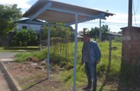 27/03/2019 – Fernando Lourenço fiscaliza colocação de ponto de ônibus na rua Bartolomeu de Gusmão