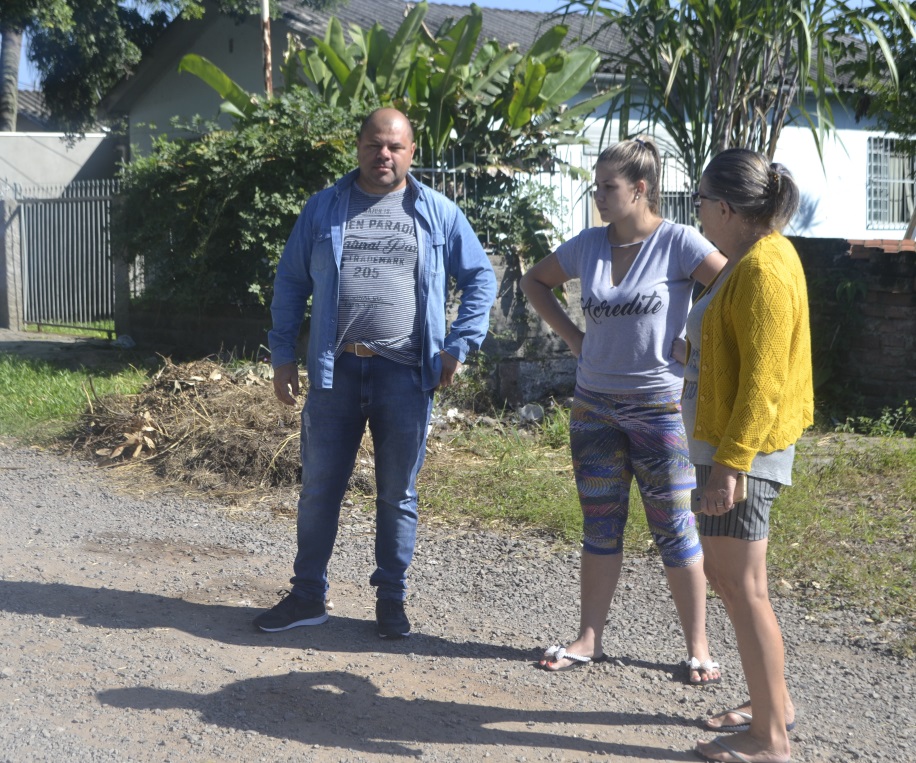 27/03/2019 – Moradores da rua Londres no bairro Canudos solicitam ajuda a Fernando Lourenço