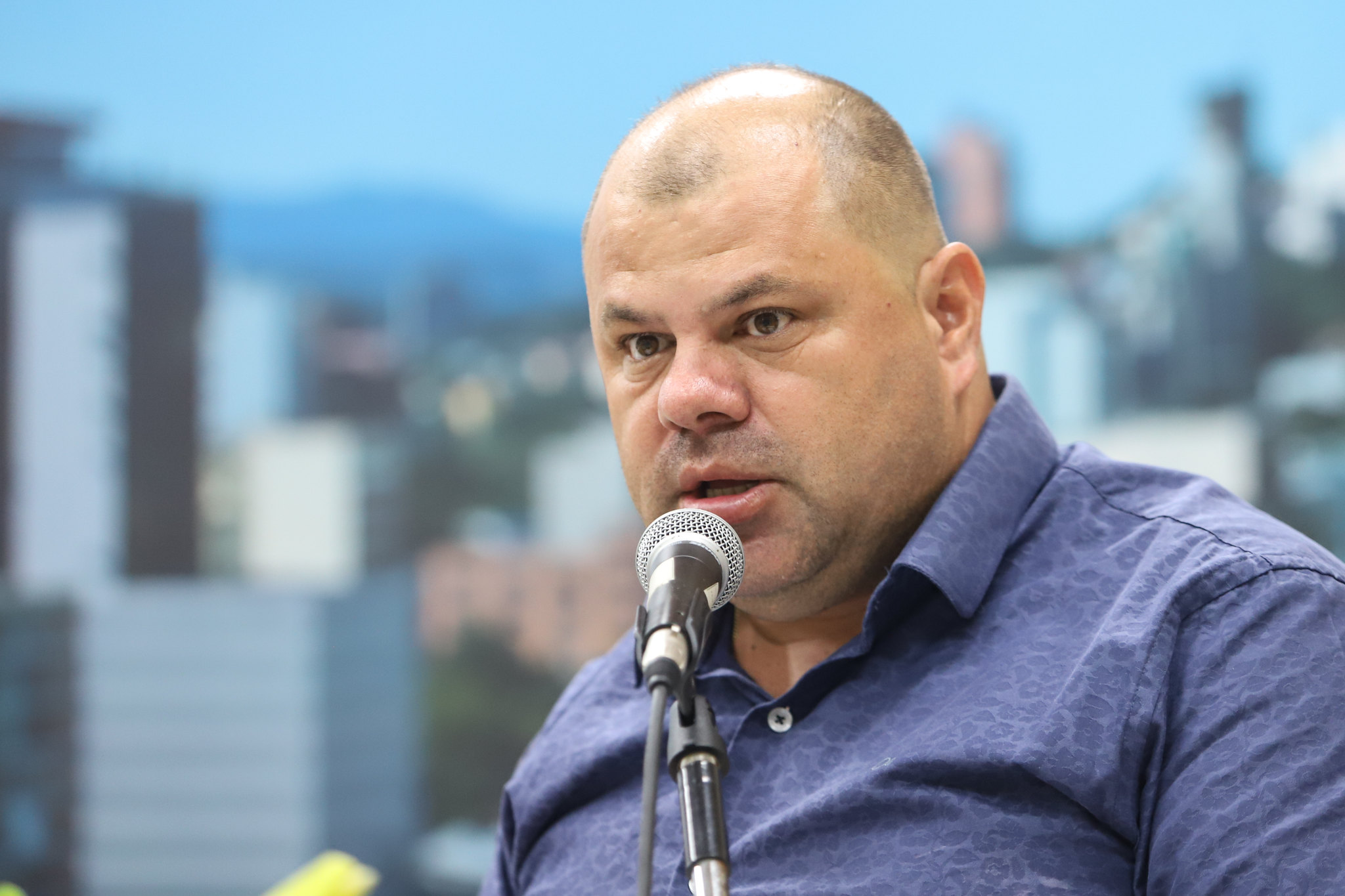 27/05/2020 - Fernando Lourenço solicita conserto de infiltração gravíssima na rua Bolívia