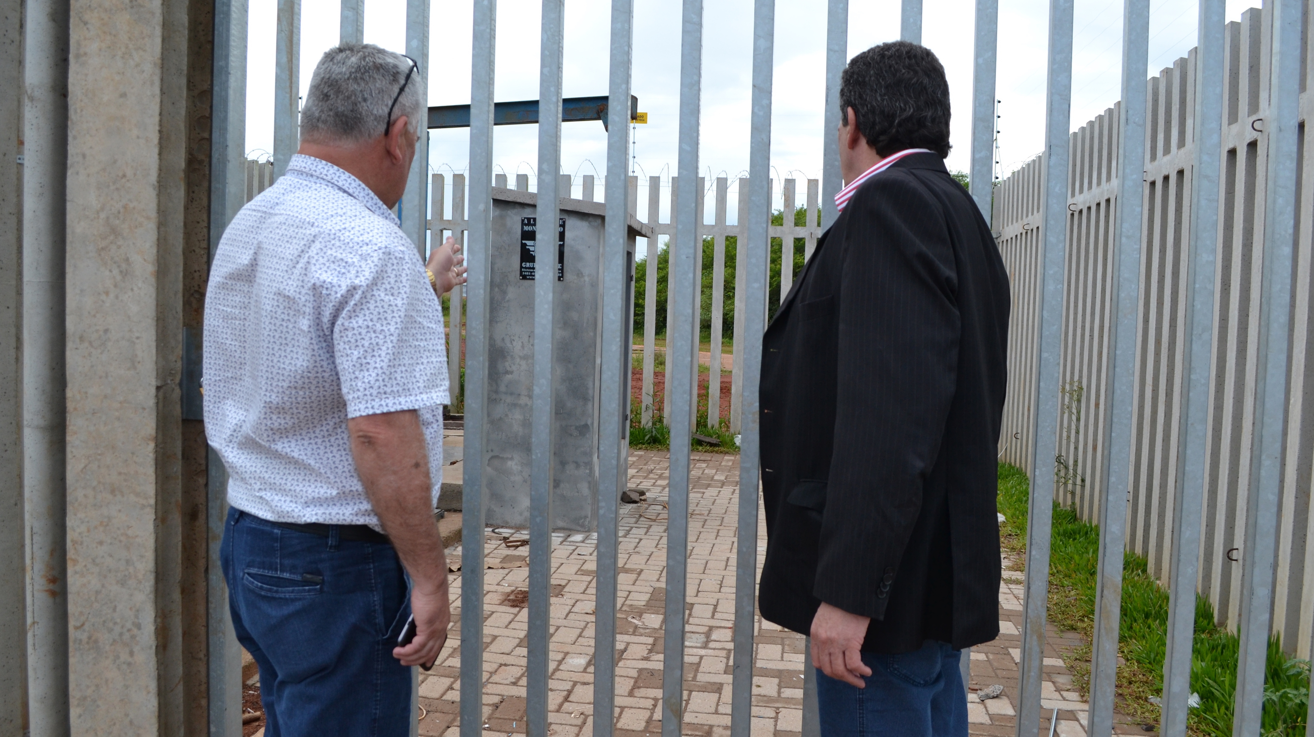 27/10/2017 - Gabinete: Vereadores Nor Boeno e Sergio Hanich solicitam funcionamento da Estação de Bombeamento de Esgoto 