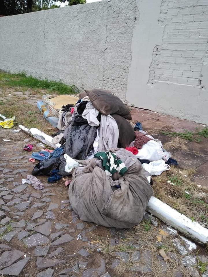 28/02/2019 - Fernando Lourenço requisita limpeza e recolhimento de entulhos em rua do bairro Rio Branco