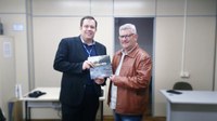28/06/2019 - Vereador Nor Boeno recebe livro institucional que conta a trajetória da Comusa