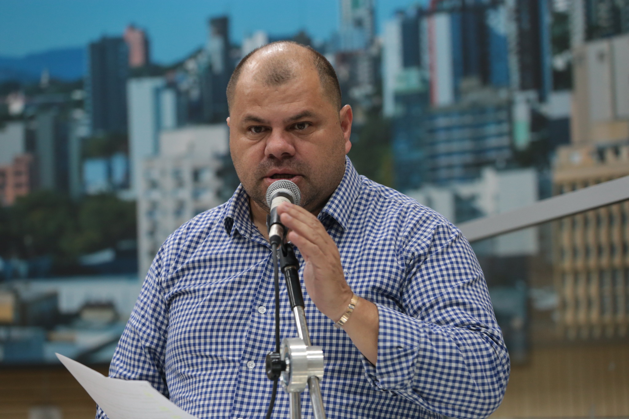 28/07/2020 - Fernando Lourenço requisita nivelamento de asfalto na avenida Sete de Setembro