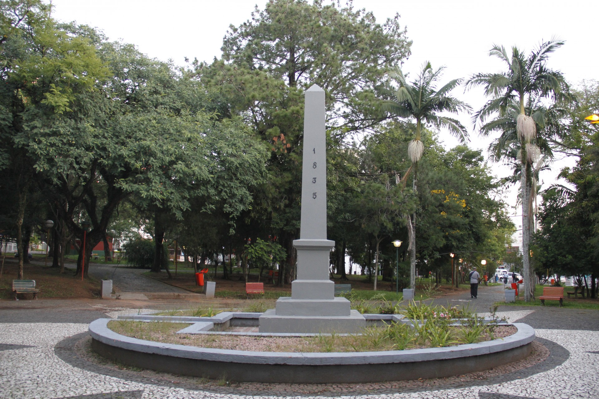 28/09/2017 - Gabinete: Vereador Issur solicita conserto de luminárias na Praça Vinte de Setembro