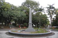 28/09/2017 - Gabinete: Vereador Issur solicita conserto de luminárias na Praça Vinte de Setembro