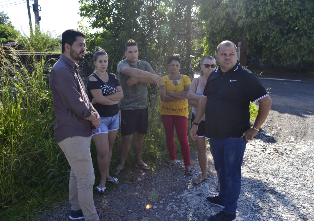 29/03/2019 - Fernando Lourenço e secretário de Obras visitam rua Londres em Canudos