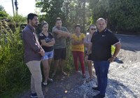 29/03/2019 - Fernando Lourenço e secretário de Obras visitam rua Londres em Canudos