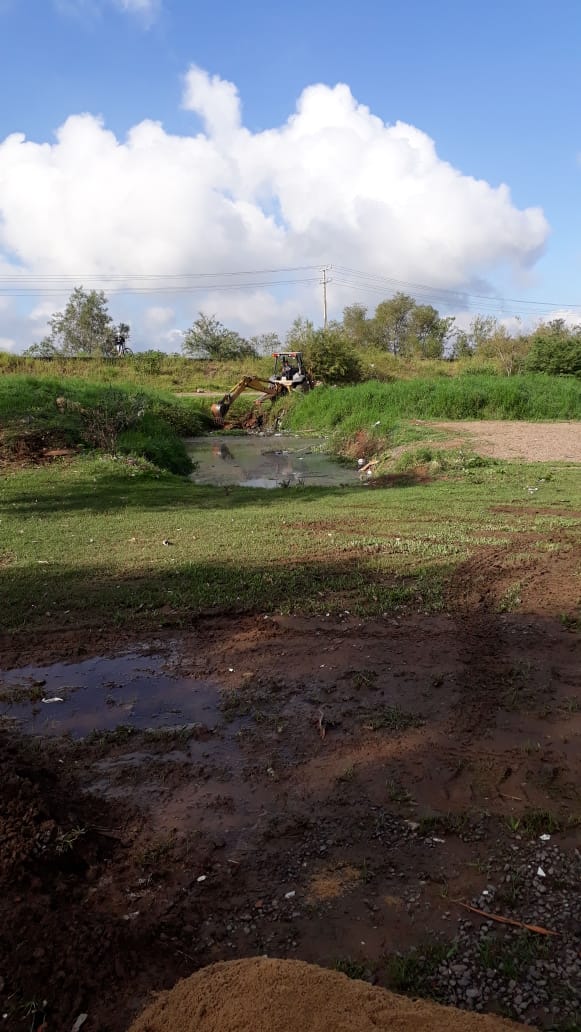 29/04/2019 - Fernando Lourenço acompanha serviço de limpeza em valão da rua Teco-Teco em Canudos
