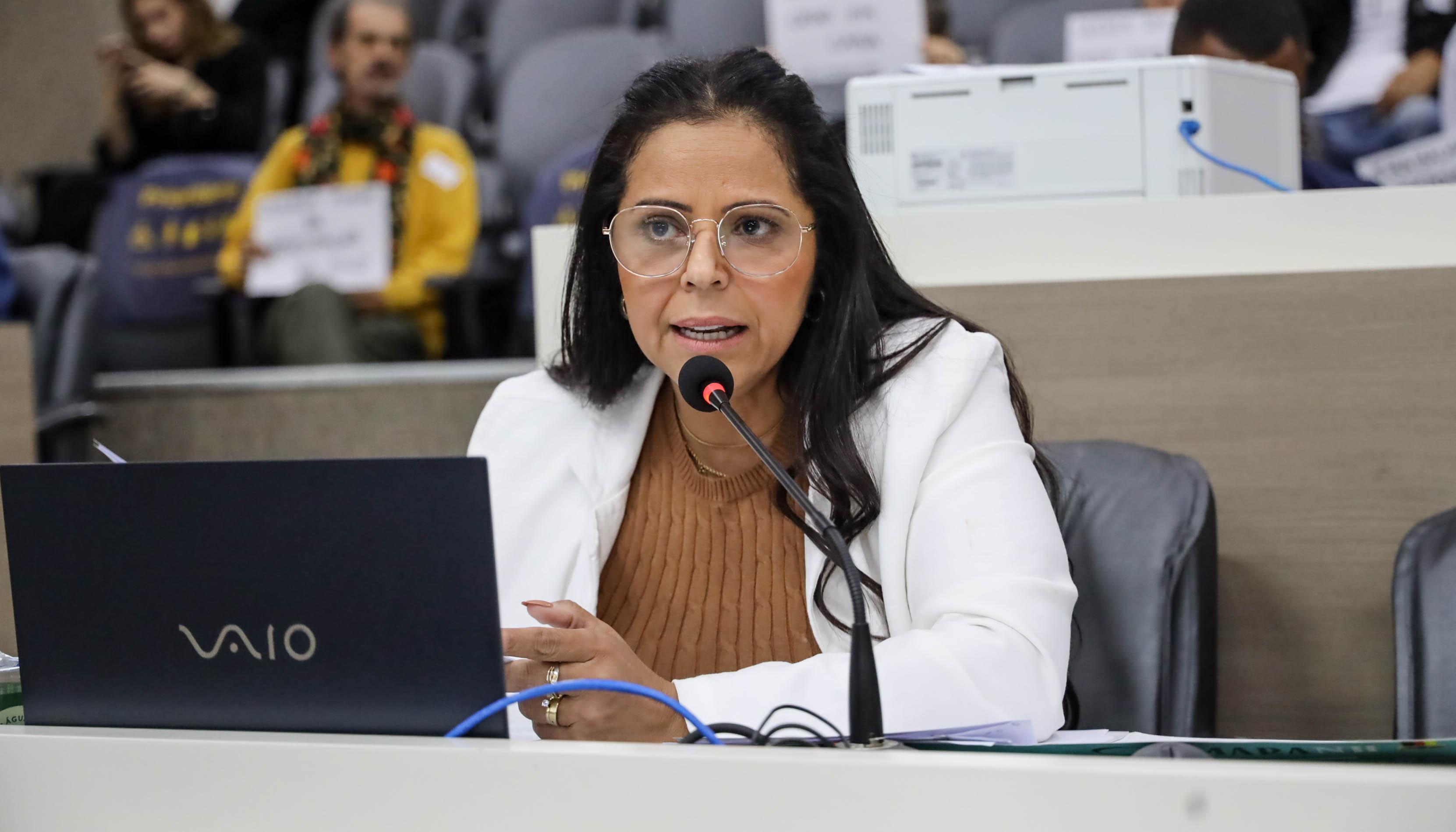 29/04/2025 - Deza Guerreiro propõe inclusão de ração nas cestas básicas para amparar famílias e seus animais