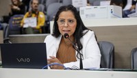 29/04/2025 - Deza Guerreiro propõe inclusão de ração nas cestas básicas para amparar famílias e seus animais