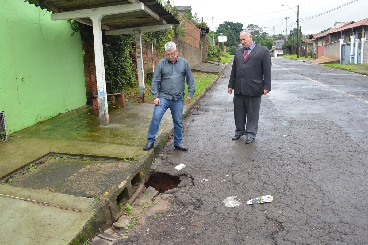 29/05/2019 - Nor Boeno solicita conserto de infiltração próximo à parada de ônibus no bairro Primavera