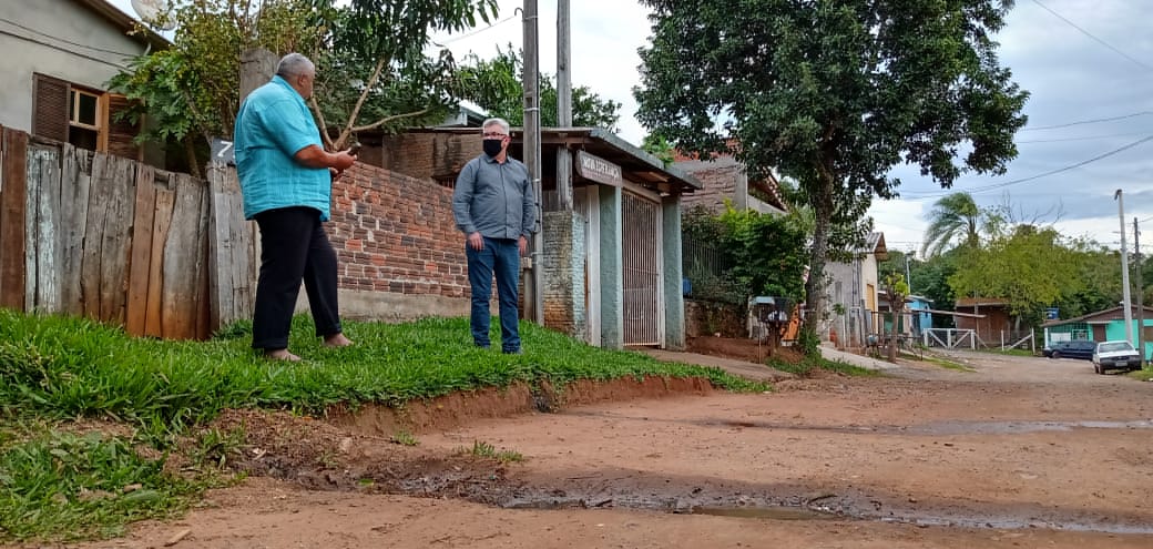 29/06/2020 - Vereador Nor Boeno recebe demanda de morador no bairro Alpes do Vale